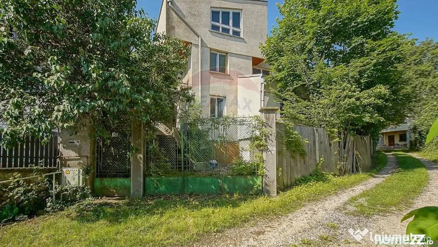Casă cu 7 camere cu Teren 1056 Mp în Central