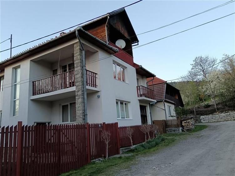 Casă individuală cu 9 camere cu Canalizare în Praid
