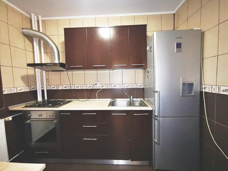 Apartament cu 3 camere decomandat în Lacul Tei