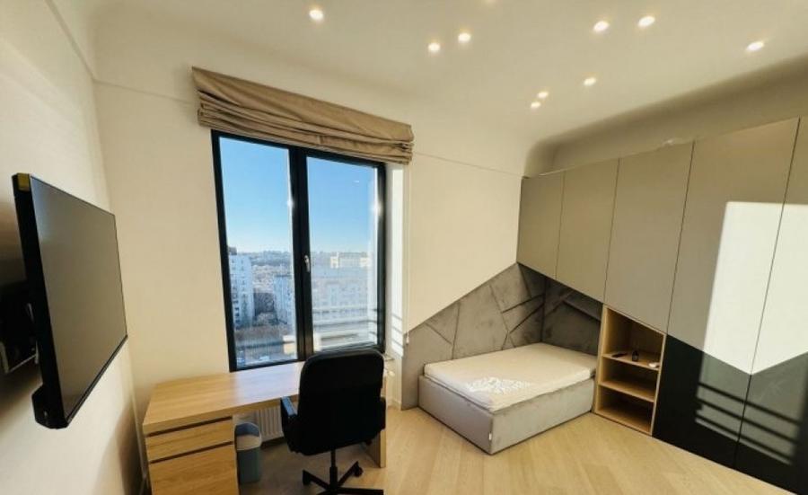 Apartament cu 4 camere decomandat în Tineretului