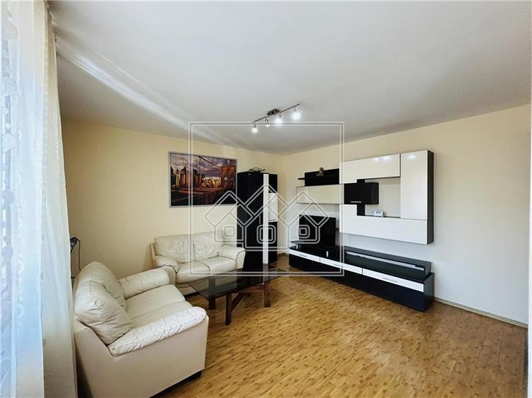 Apartament cu 3 camere decomandat în Turnișor