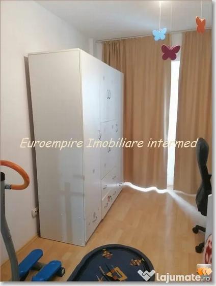 Apartament cu 3 camere decomandat în Far