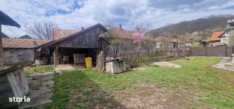 Casă cu 4 camere cu Teren 120 Mp în Almașu