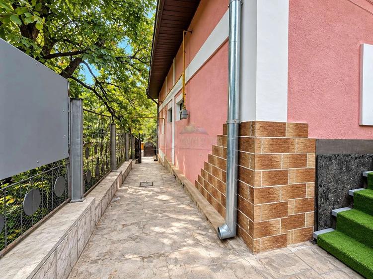 Casă individuală cu 7 camere cu Teren 300 Mp în Bucium