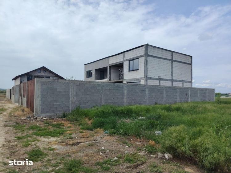 Casă cu 4 camere cu Teren 250 Mp în Cernele