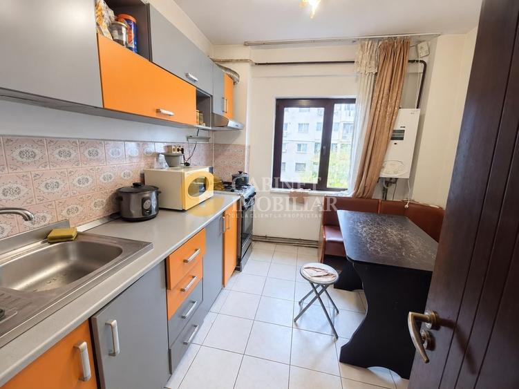 Apartament cu 3 camere decomandat, mobilat în Mircea cel Bătrân
