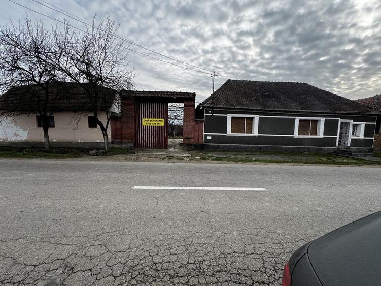 Casă cu 4 camere cu Teren 2800 Mp în Râpa