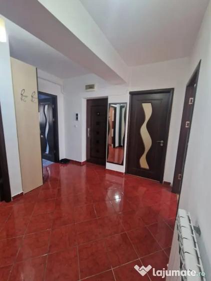 Apartament cu 3 camere semidecomandat în Ipotești