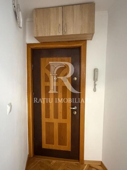 Apartament cu 3 camere semidecomandat, mobilat în Nufărul