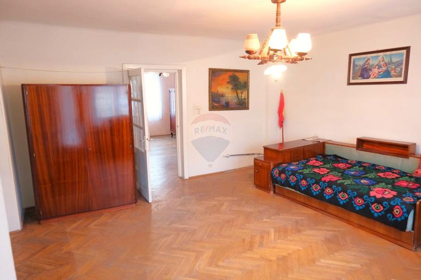 Casă individuală cu 4 camere cu Canalizare în Central