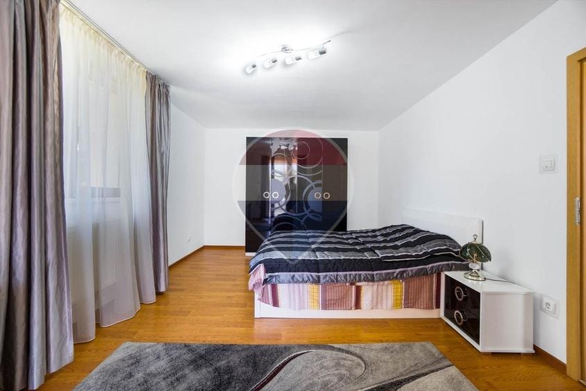 Casă individuală cu 7 camere cu Teren 1167 Mp în Tractorul