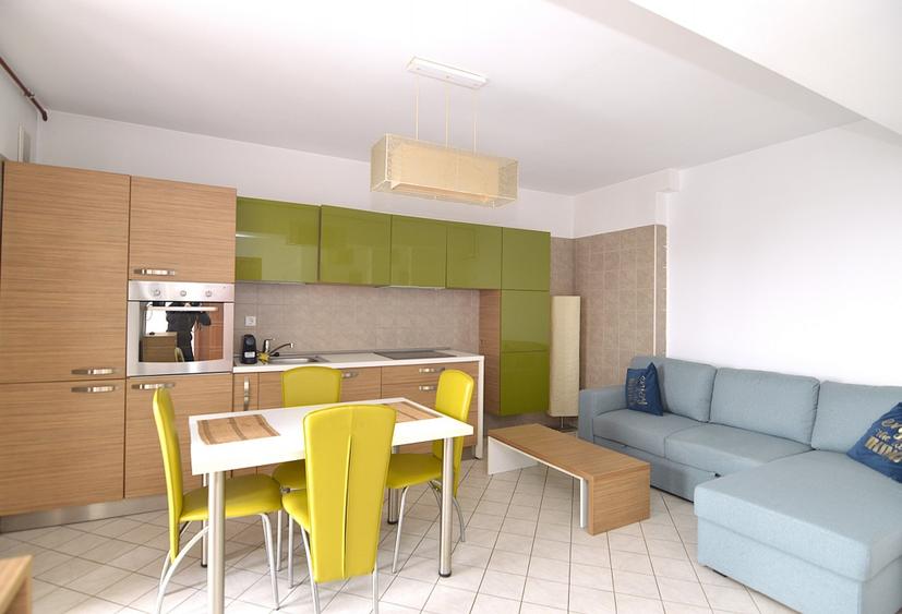 Apartament cu 2 camere semidecomandat, mobilat în Decebal