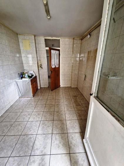 Apartament cu 4 camere semidecomandat în Rahova