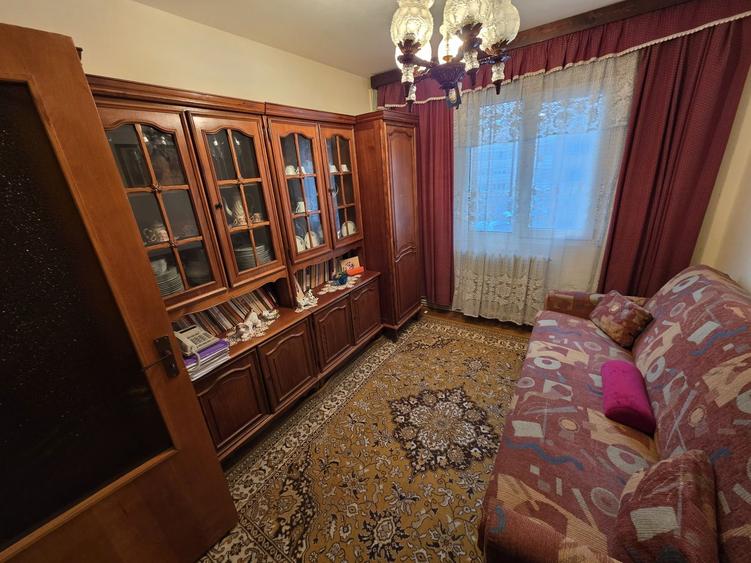 Apartament cu 3 camere semidecomandat în Micro II