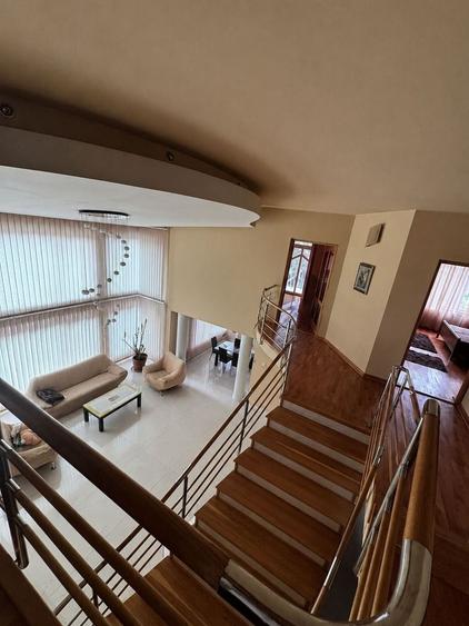 Casă individuală cu 9 camere cu Canalizare în Cetate