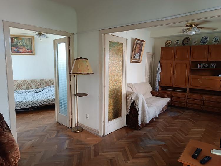Apartament cu 3 camere semidecomandat, mobilat în Dacia