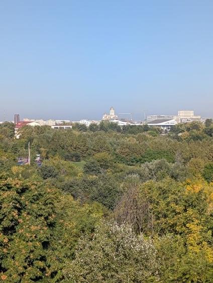 Apartament cu 3 camere semidecomandat în Tineretului