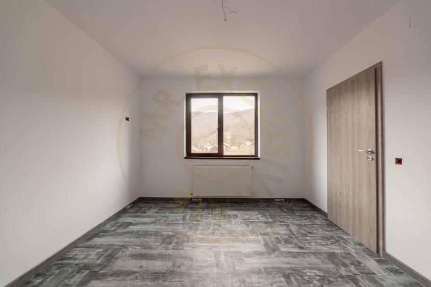 Casă individuală cu 8 camere cu Canalizare în Izvorani