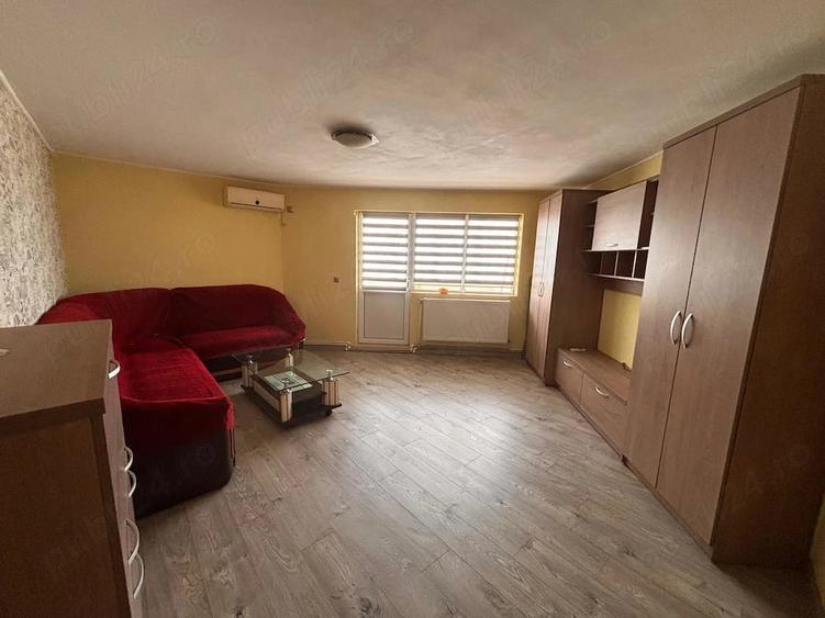 Apartament cu 3 camere semidecomandat în Central
