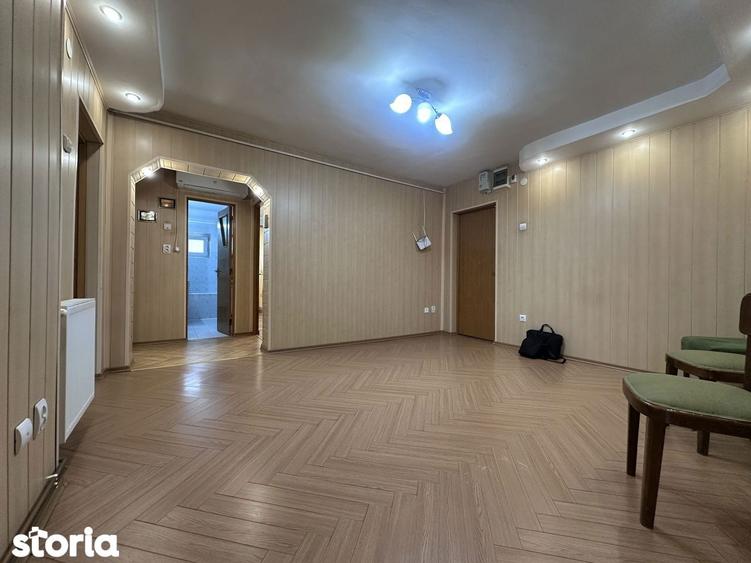 Apartament cu 4 camere decomandat în Micro 5