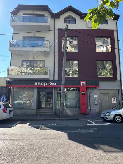 Apartament cu 3 camere semidecomandat în Rahova