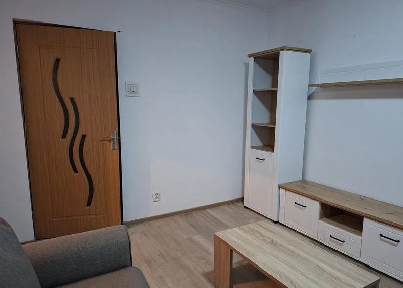 Apartament cu 2 camere semidecomandat în Podu Roș