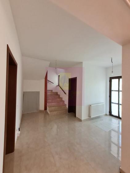 Casă individuală cu 5 camere decomandat cu Canalizare în Central
