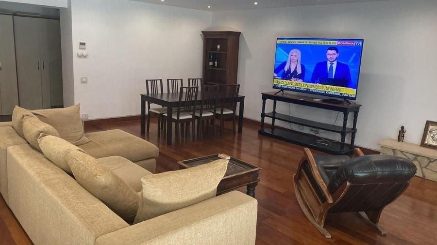 Apartament cu 3 camere nedecomandat, mobilat în Arcul de Triumf
