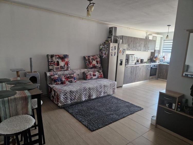 Apartament cu 2 camere semidecomandat în Florești