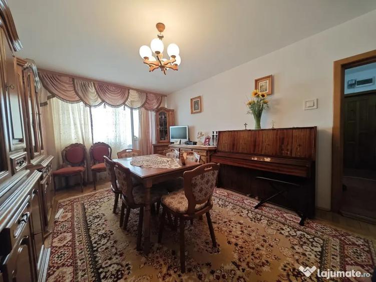 Apartament cu 4 camere decomandat în Central
