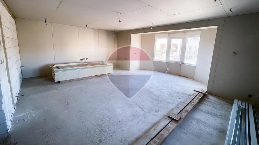 Casă cu 6 camere cu Teren 812 Mp în Cornești