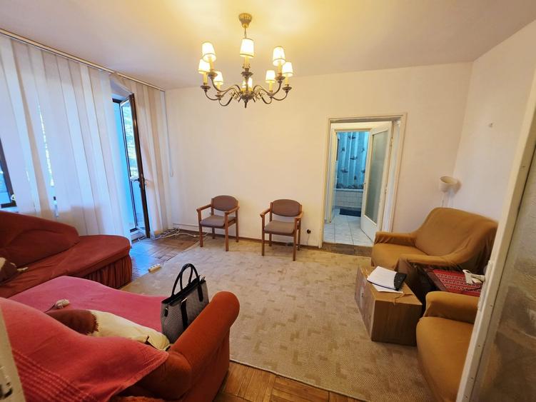 Apartament cu 3 camere semidecomandat în Democrației