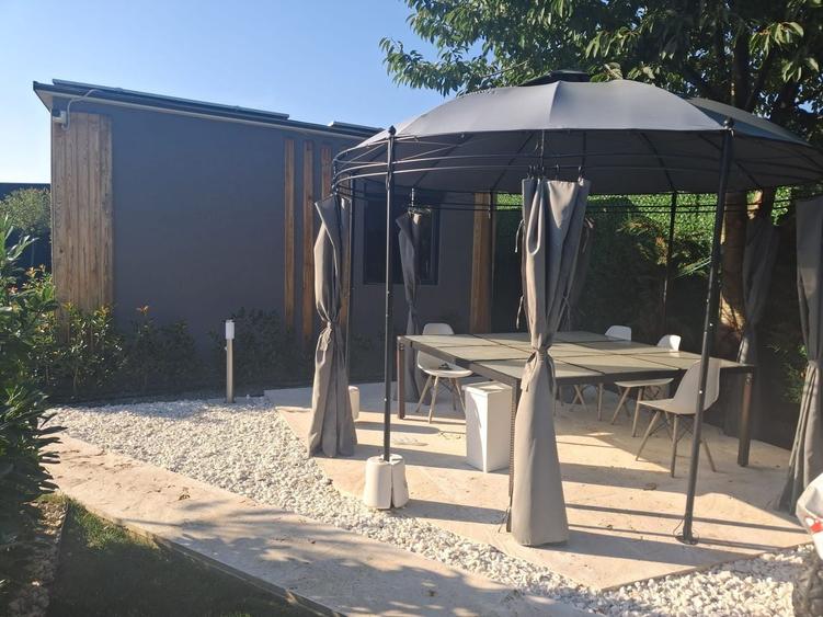 Casă individuală cu 8 camere cu Piscina în Grădiștea