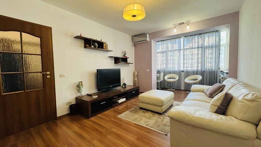Apartament cu 3 camere semidecomandat în Obor