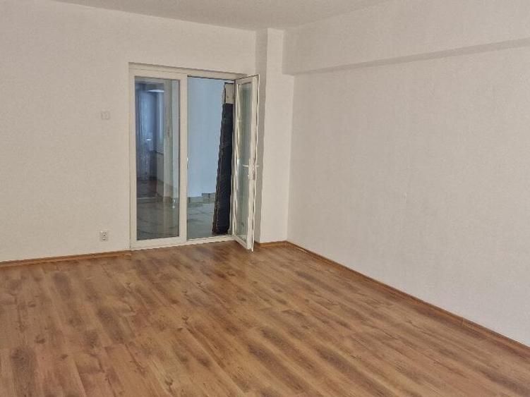 Apartament cu 2 camere decomandat în Splaiul Unirii