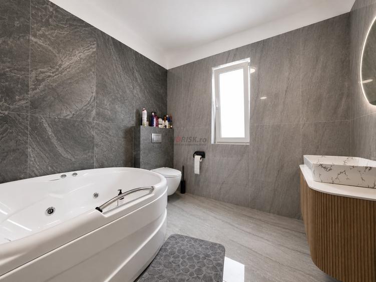 Casă individuală cu 4 camere cu Piscina în Voluntari