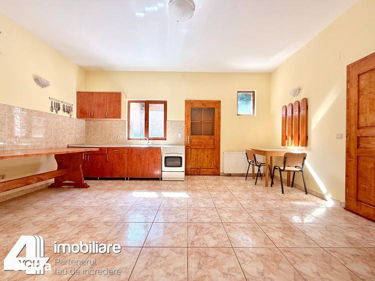 Casă cu 9 camere cu Teren 1180 Mp în Moneasa