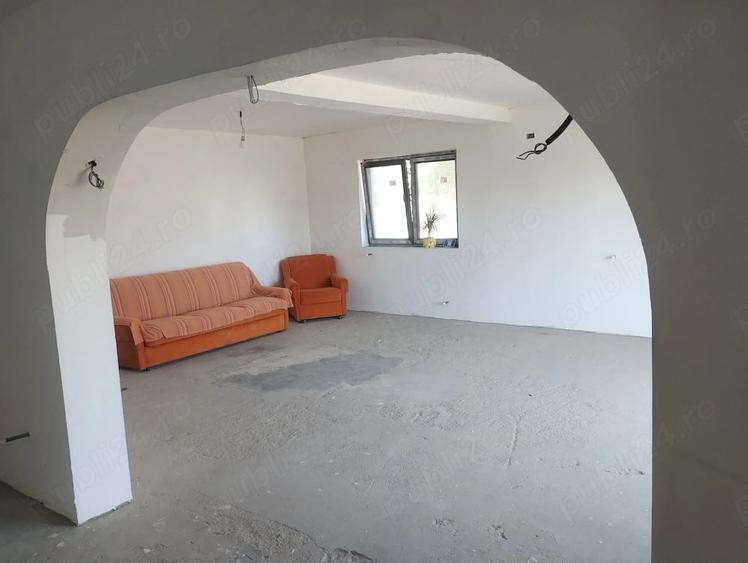 Casă cu Teren 1115 Mp în Garoafa