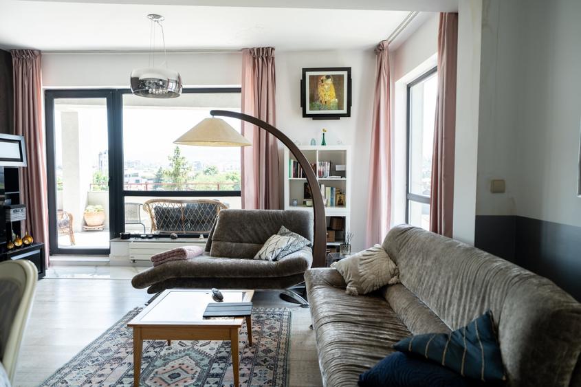 Apartament cu 3 camere semidecomandat, mobilat în Semicentral
