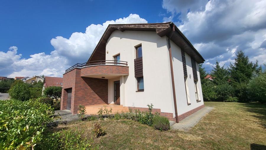 Casă cu 4 camere în Livezeni
