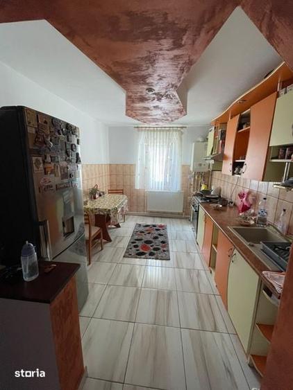 Apartament cu 4 camere decomandat în Broșteni