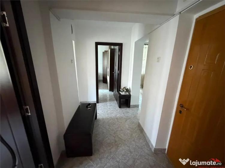 Apartament cu 3 camere decomandat în Sud