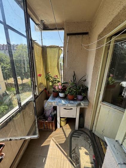 Apartament cu 3 camere semidecomandat în Exterior Vest