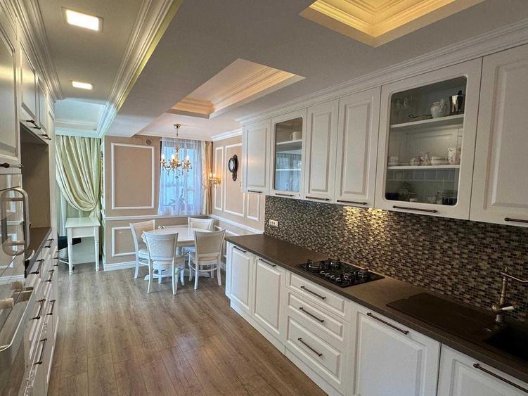 Apartament cu 3 camere decomandat în Noua