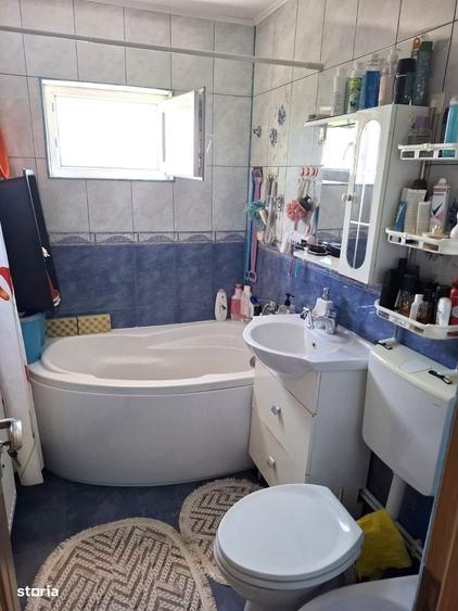 Apartament cu 3 camere semidecomandat în Berca