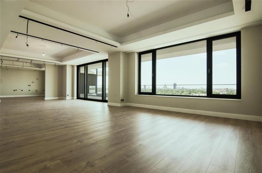 Apartament cu 5 camere decomandat în Herăstrău