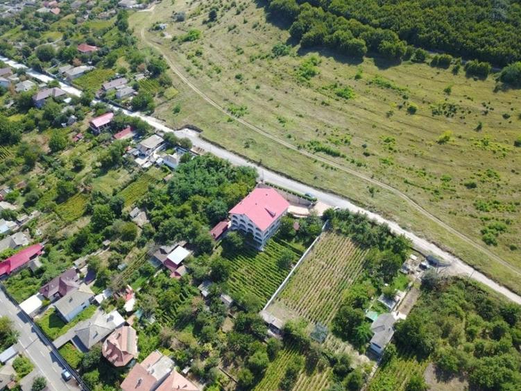 Casă individuală cu 18 camere cu Teren 2000 Mp în Est