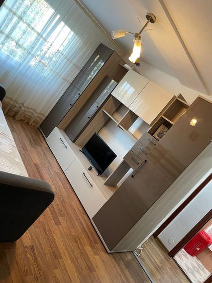 Apartament cu 3 camere semidecomandat în Rahova