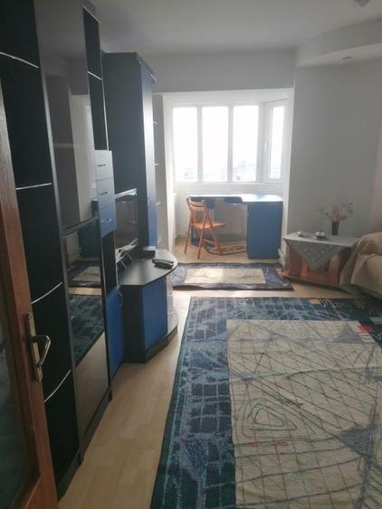 Apartament cu 3 camere decomandat în Far