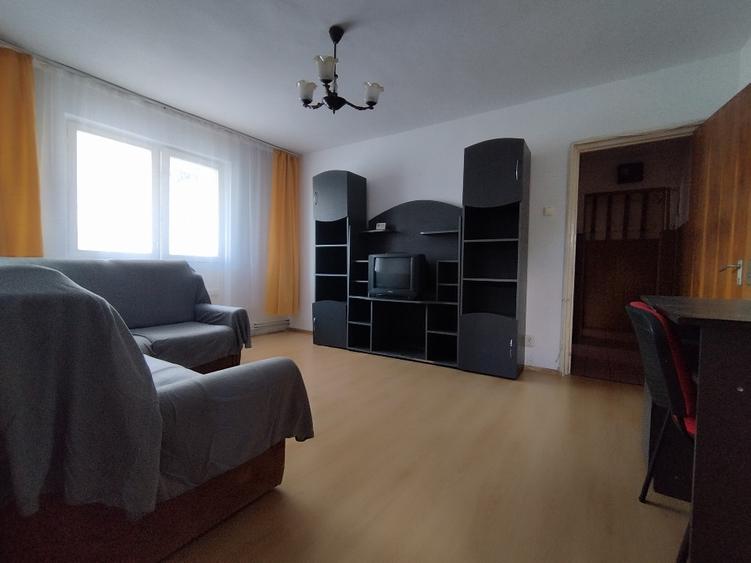 Apartament cu 3 camere semidecomandat în Tractorul